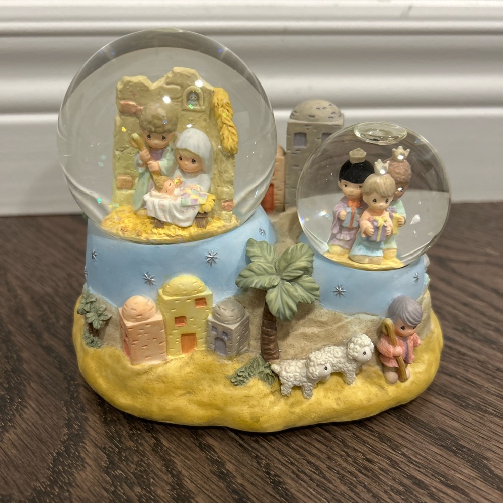 Precious Moments Musical
Waterball